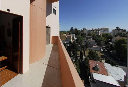2 Ambientes en 6to Piso por Ascensor - Doble Balcon foto 3