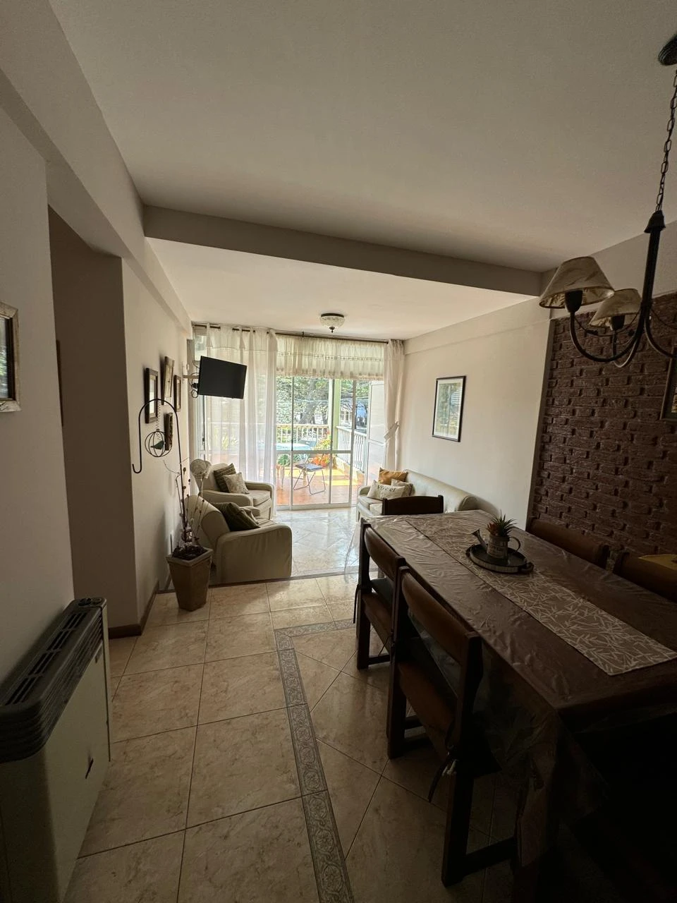 3 Ambientes en 1er Piso - Cochera - Mobiliario impecable, luminosidad y confort foto 3