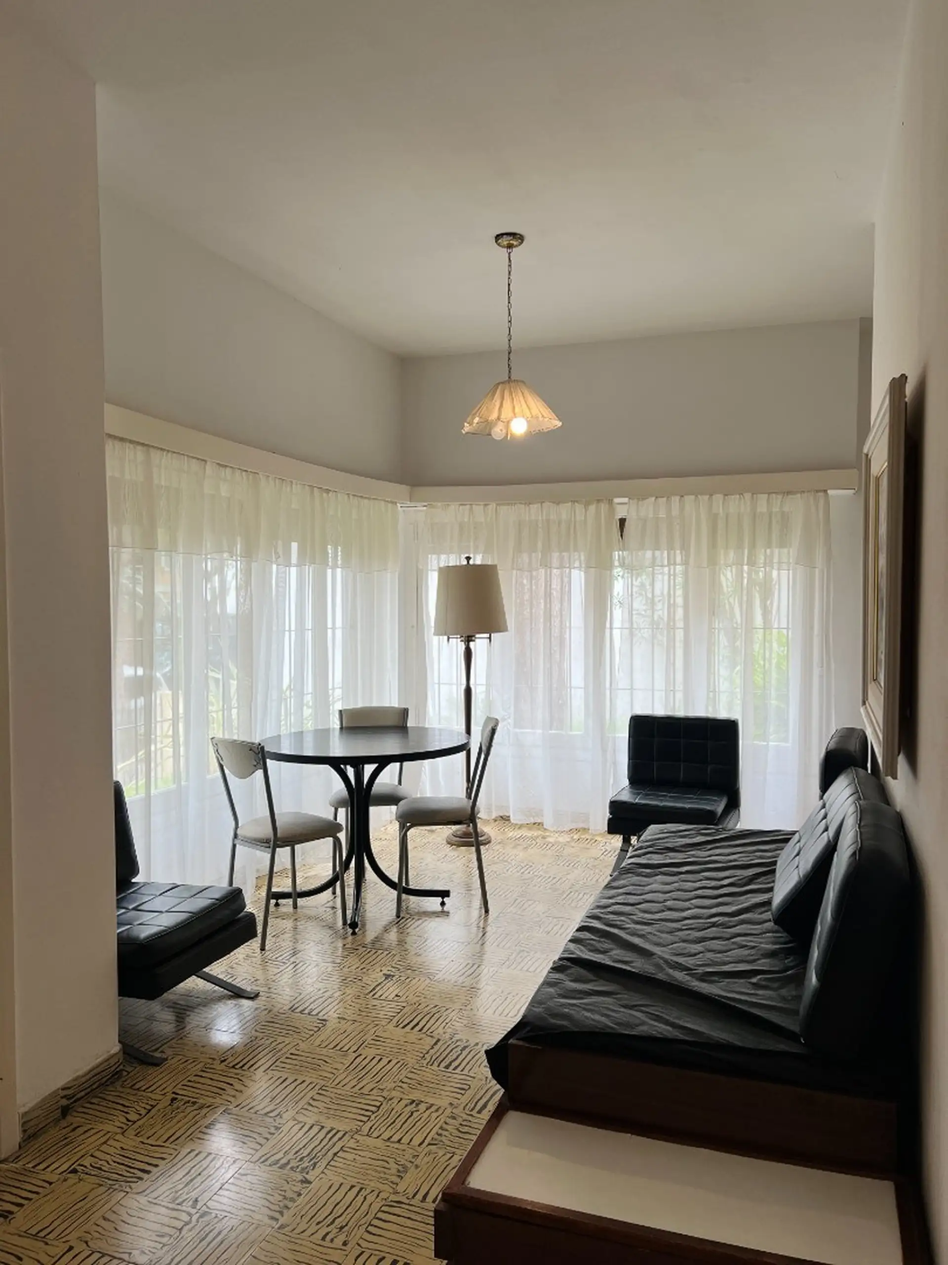 5 Ambientes con Cochera Descubierta para 2 Autos - Excelente Estado foto 3