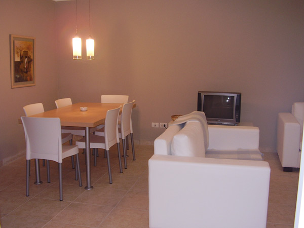 Departamento frente al mar en Pinamar con balcón, cochera y vista abierta miniatura 2