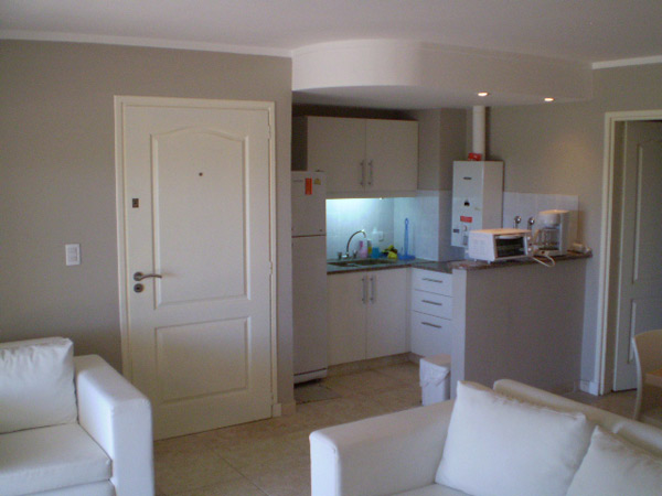 Departamento frente al mar en Pinamar con balcón, cochera y vista abierta miniatura 3