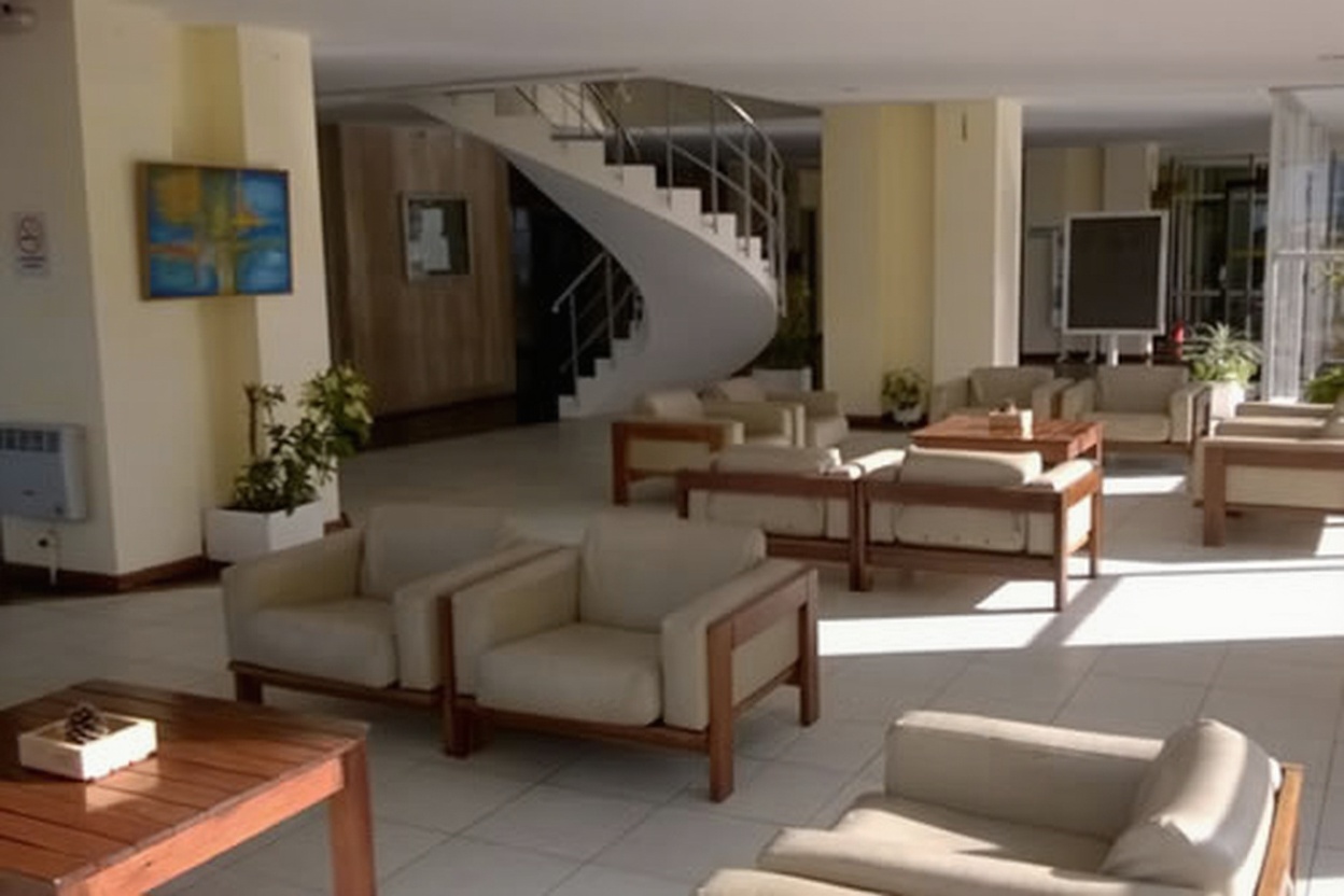 Departamento frente al mar en Miramar con balcón miniatura 3