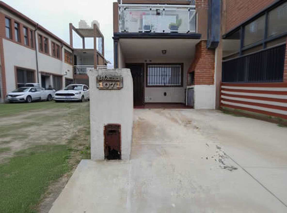 Cabaña con cochera y parrilla en Las Toninas