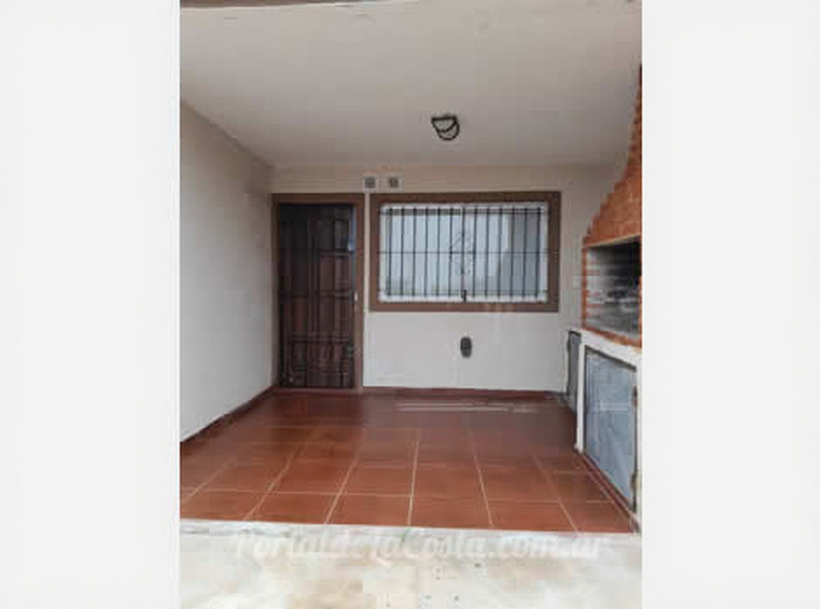 Cabaña con cochera y parrilla en Las Toninas miniatura 2