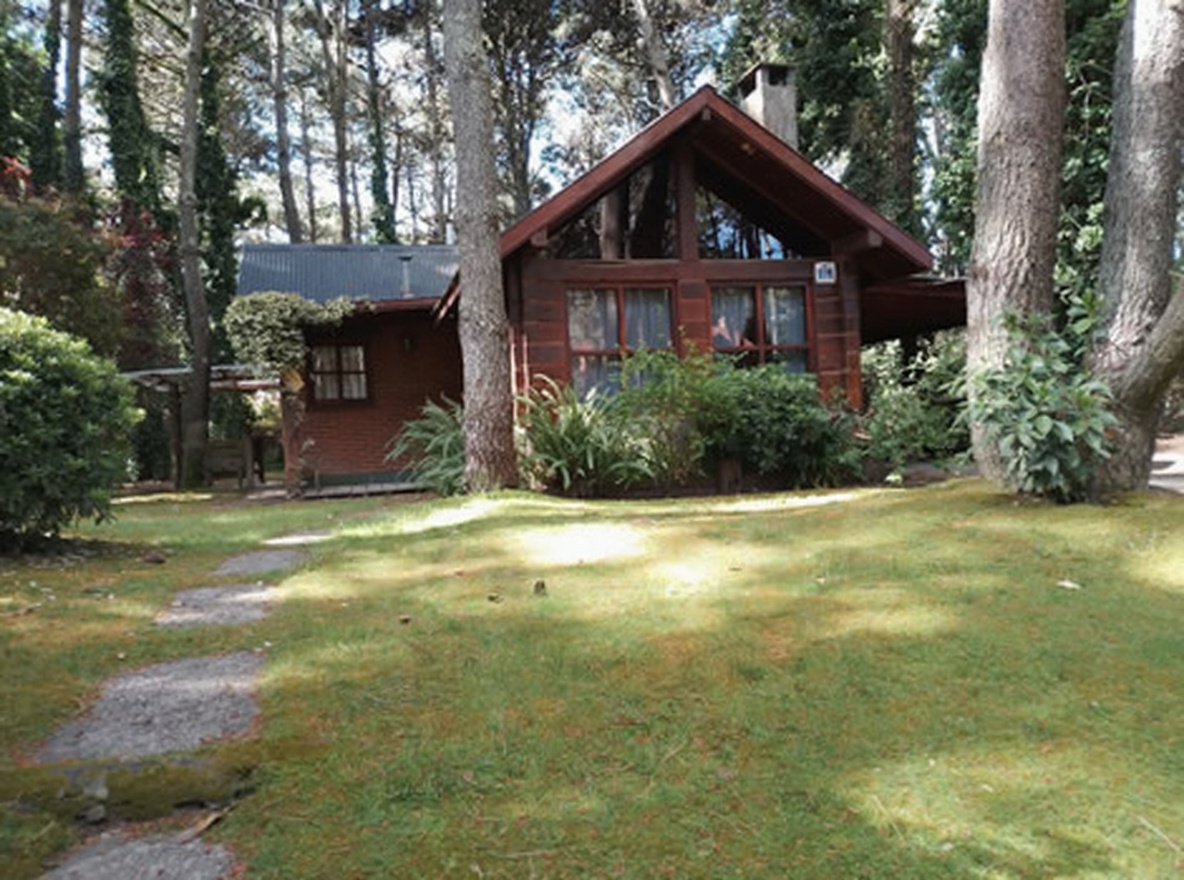 Cabaña con cochera y parrilla a 300 metros del mar en Costa del Este