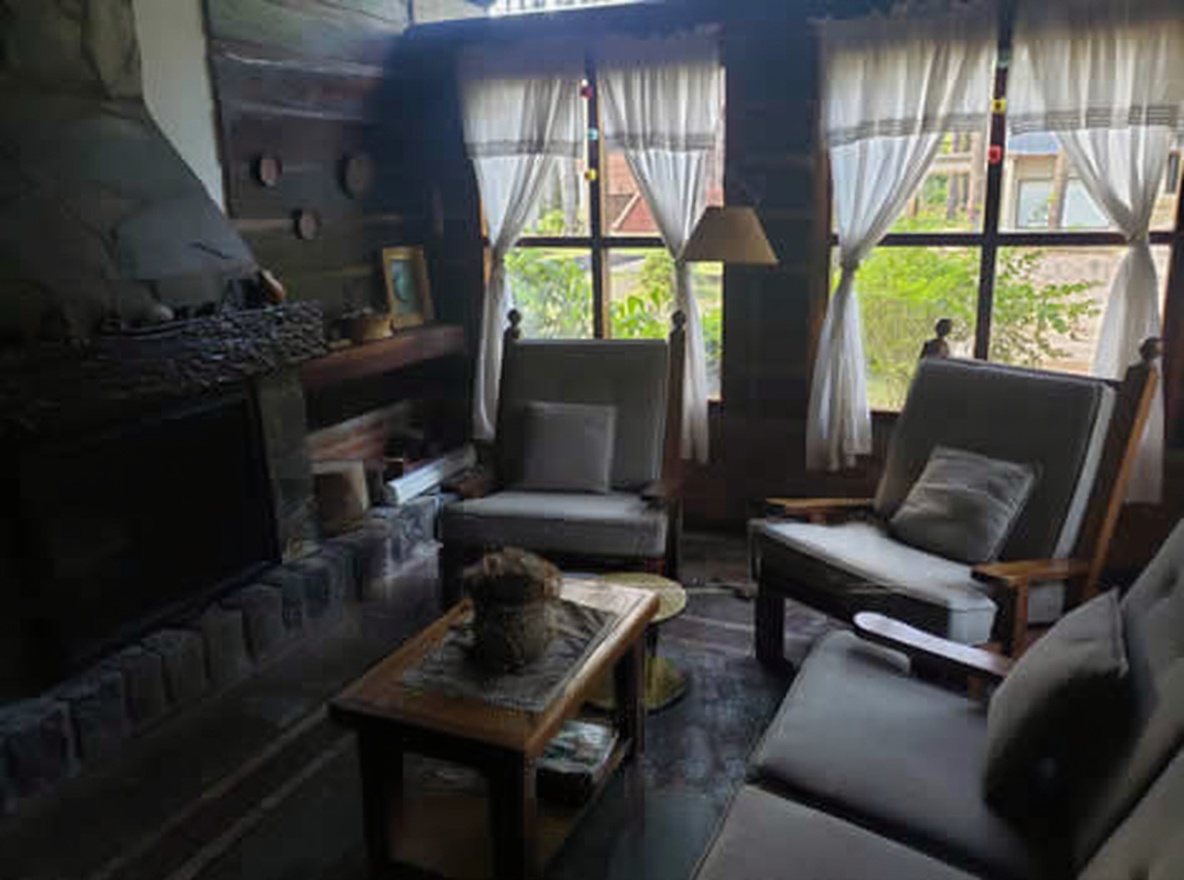 Cabaña con cochera y parrilla a 300 metros del mar en Costa del Este miniatura 3