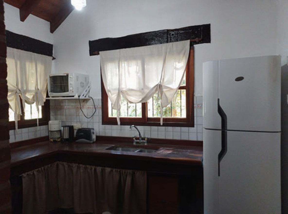 Cabaña con cochera y parrilla a 300 metros del mar en Costa del Este miniatura 5