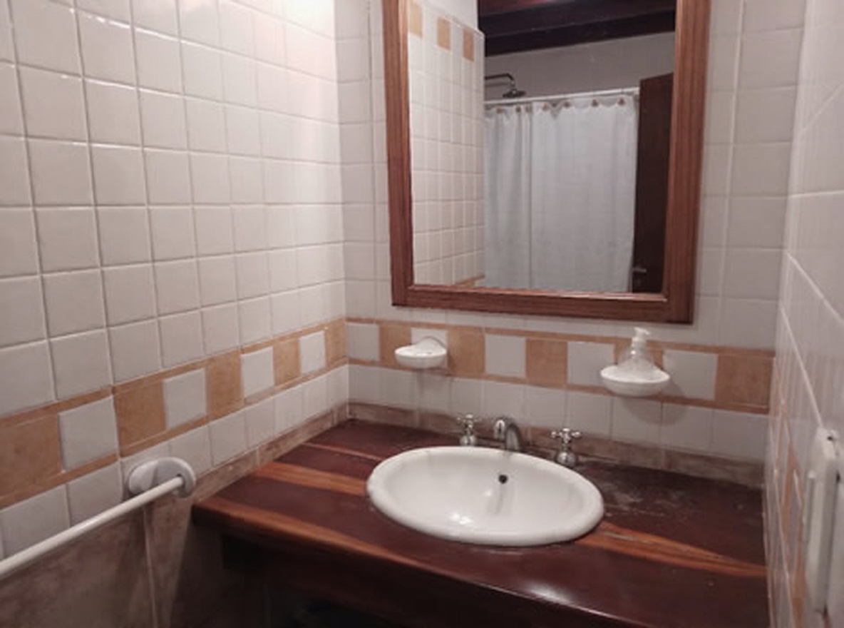 Cabaña con cochera y parrilla a 300 metros del mar en Costa del Este miniatura 10