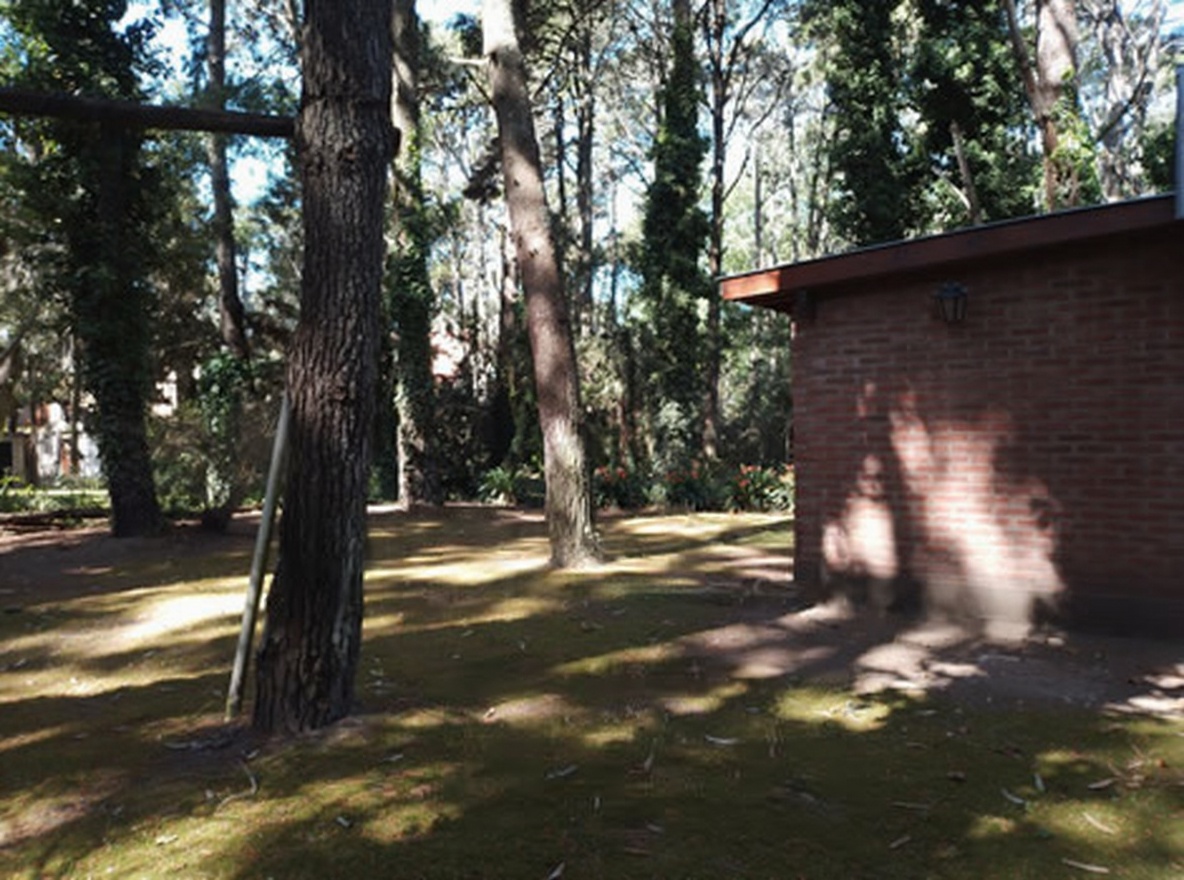 Cabaña con cochera y parrilla a 300 metros del mar en Costa del Este miniatura 12