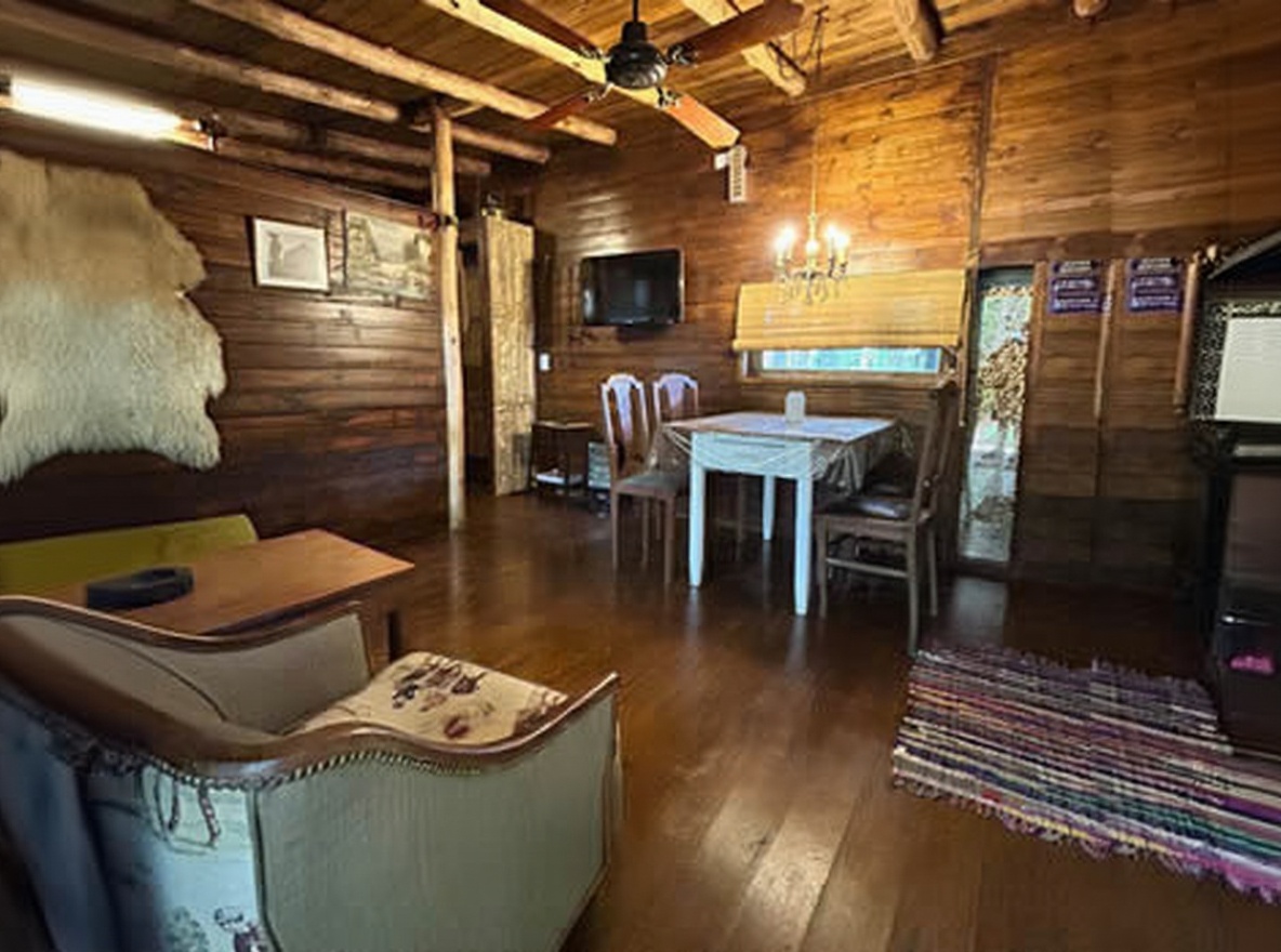 Cabaña con cochera y parrilla en Costa del Este miniatura 5