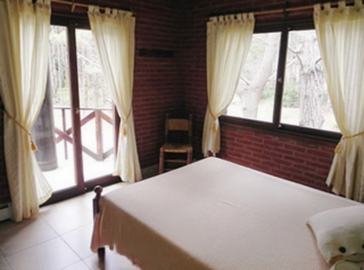 Cabañas con pileta y parrilla a 300 metros del mar en Costa del Este miniatura 11