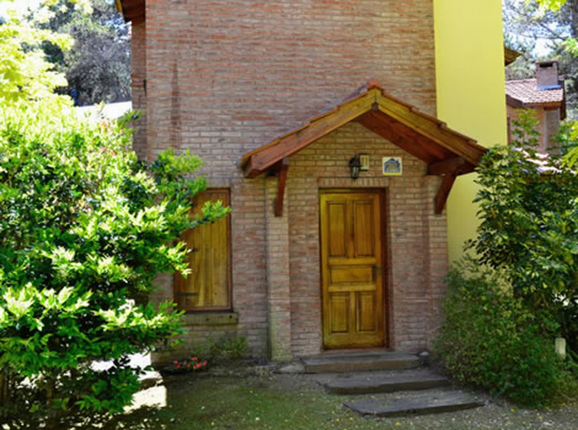 Cabañas con parque y parrilla a 300 metros del mar en Costa del Este miniatura 11