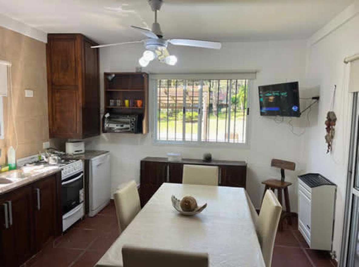 Cabañas con pileta y parque a 500 metros del mar en Costa del Este miniatura 3