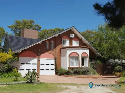 Casa con patio y parrilla a 250 metros del mar en Santa Teresita