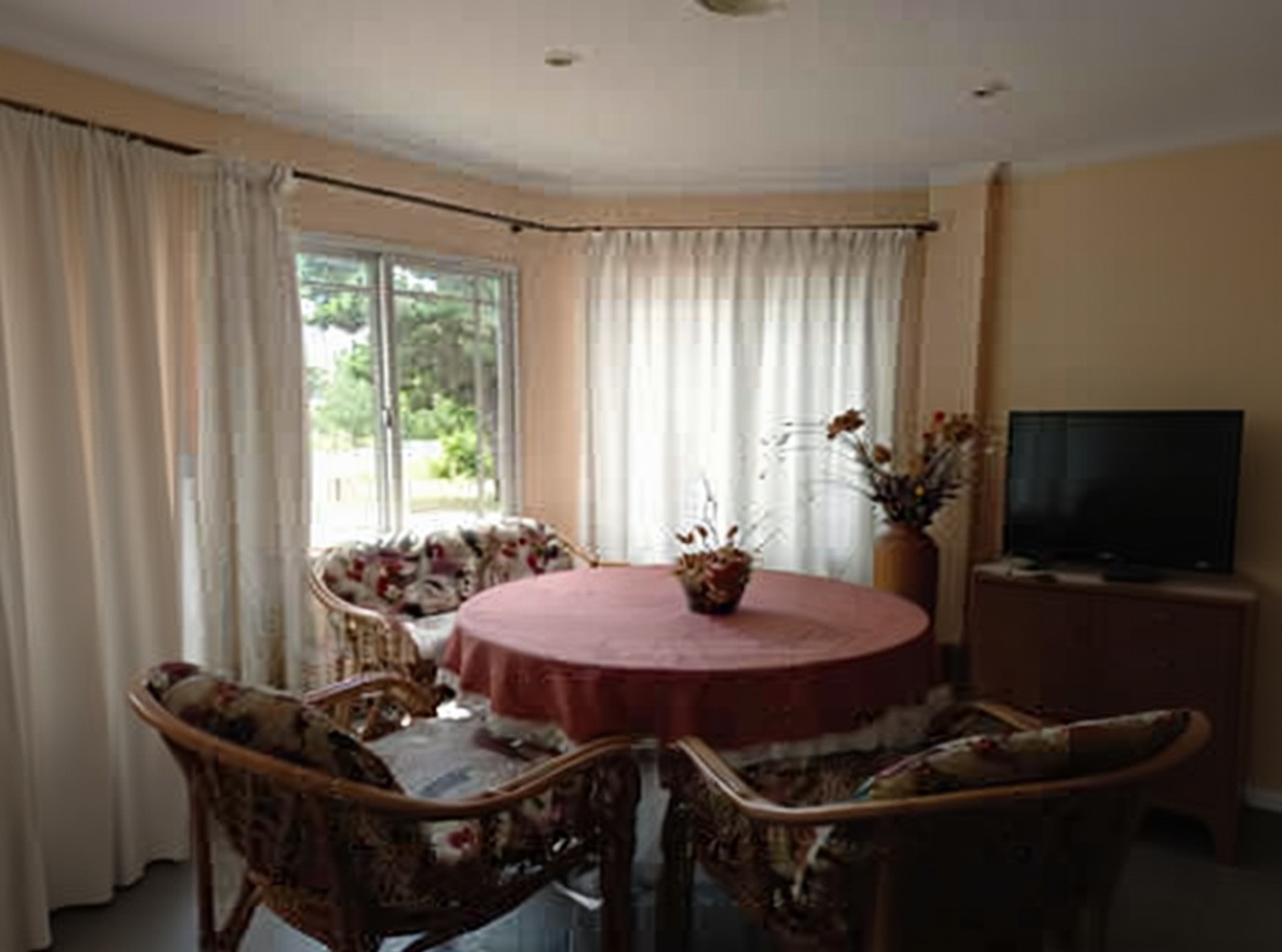 Casa con patio y parrilla a 250 metros del mar en Santa Teresita miniatura 3