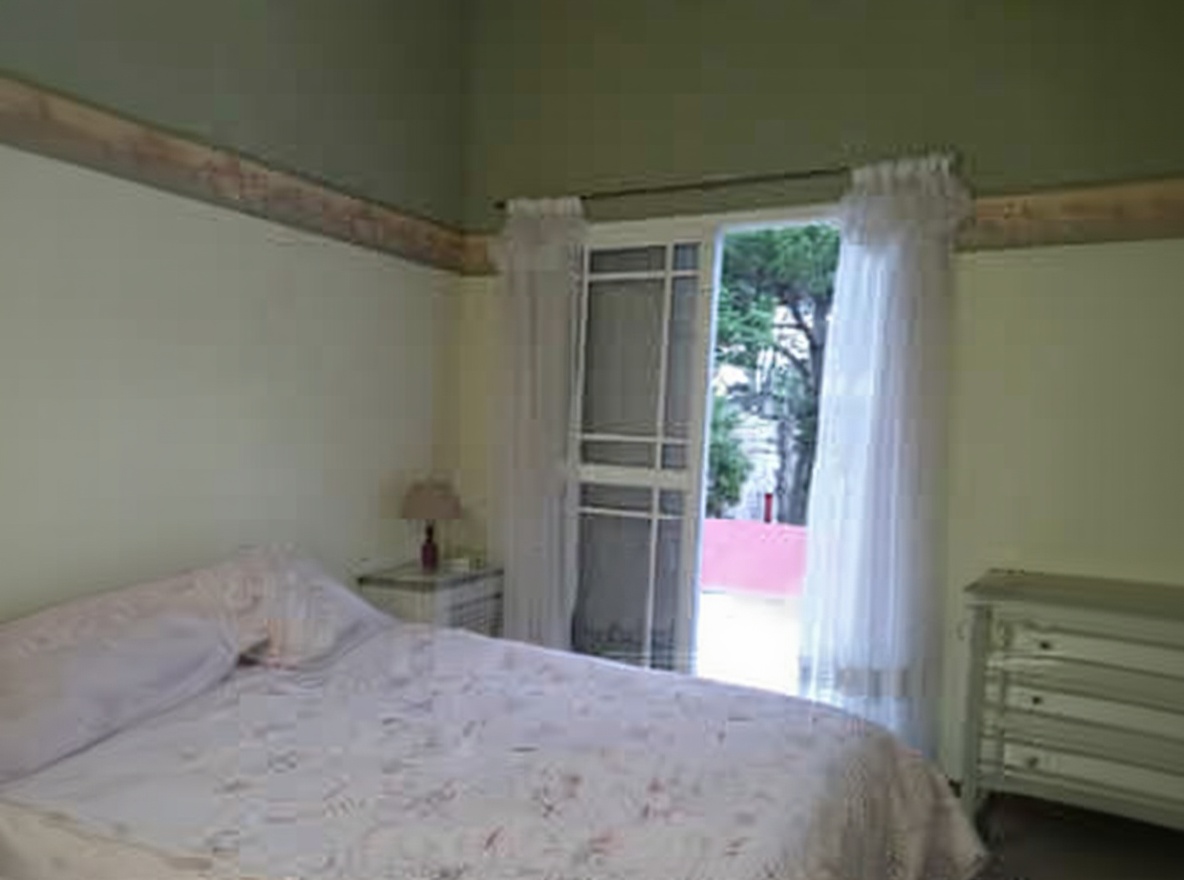 Casa con patio y parrilla a 250 metros del mar en Santa Teresita miniatura 7