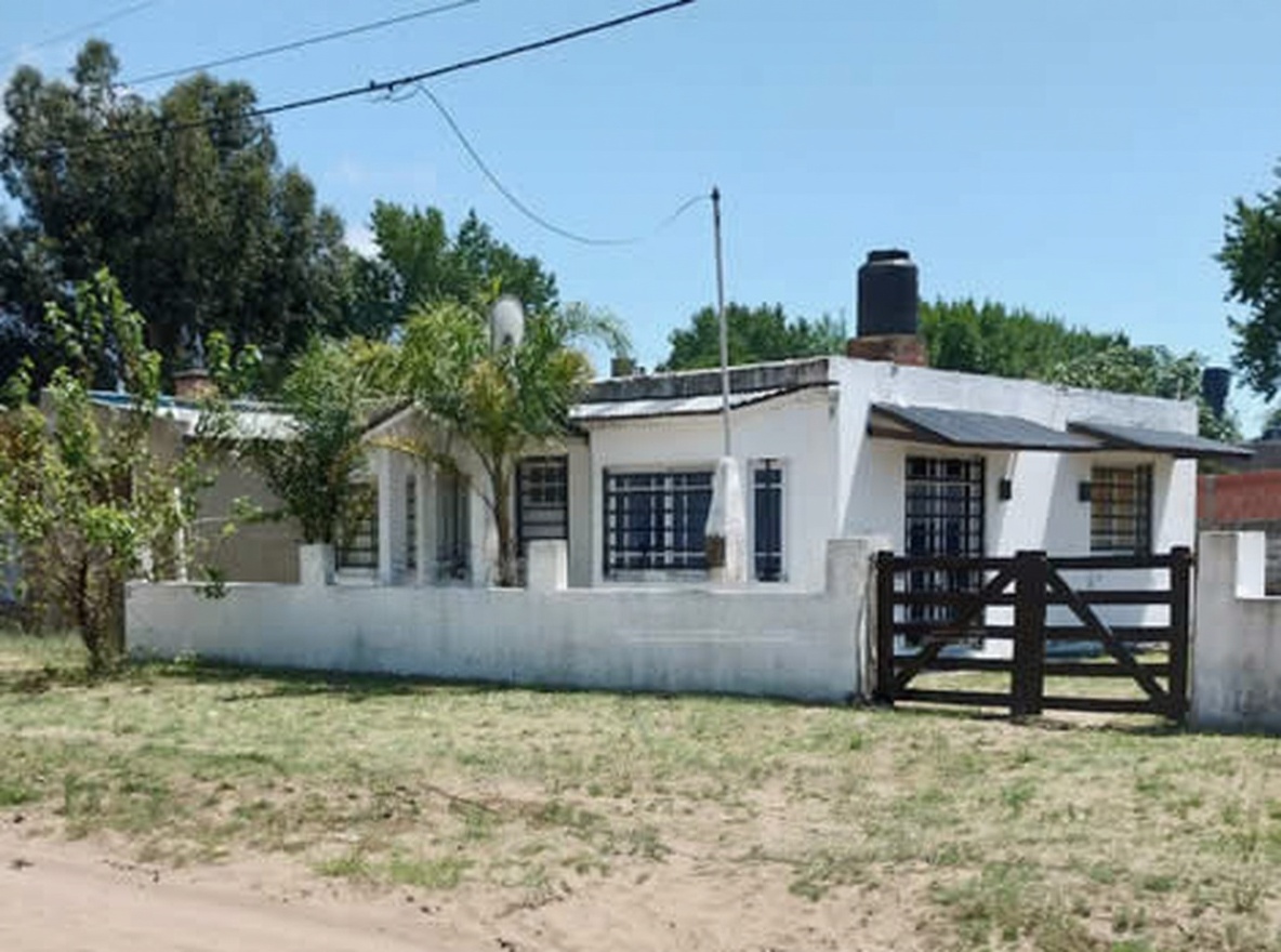 Casa con parque y parrilla a 6 cuadras del mar en Santa Teresita miniatura 2