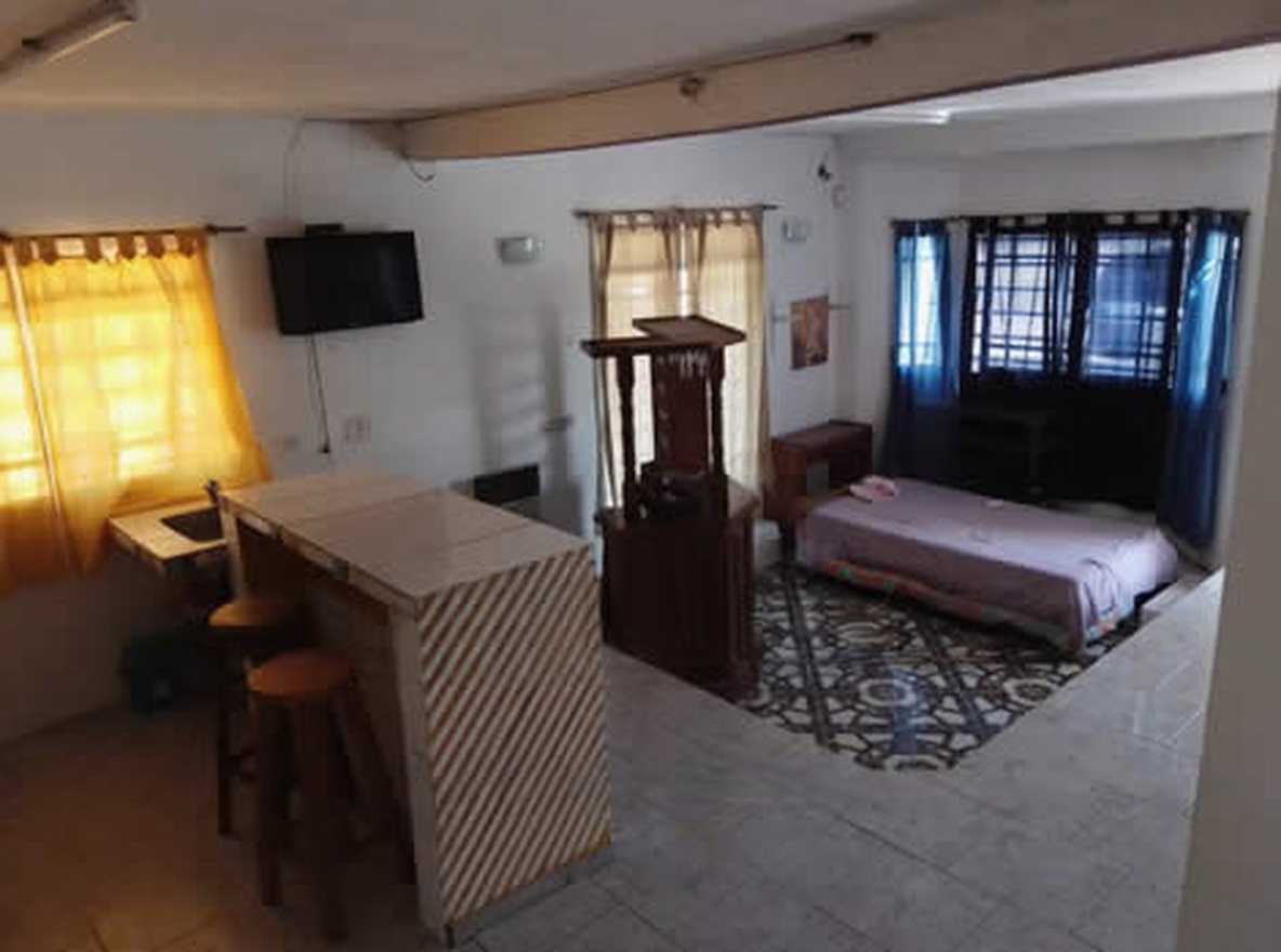 Casa con parque y parrilla a 6 cuadras del mar en Santa Teresita miniatura 4