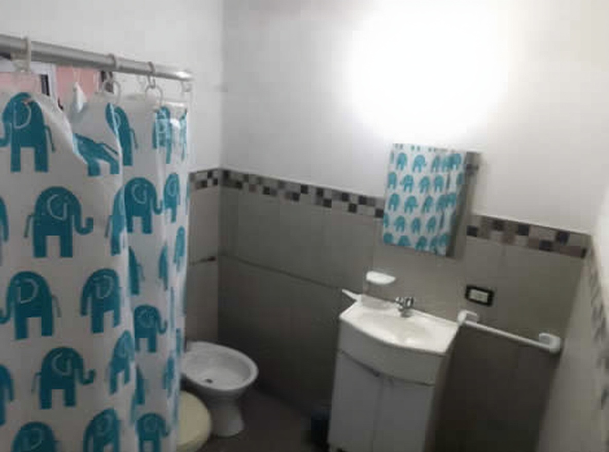 Casa con parque y parrilla a 6 cuadras del mar en Santa Teresita miniatura 7