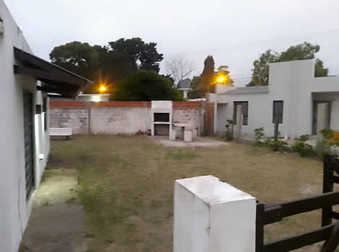 Casa con parque y parrilla a 6 cuadras del mar en Santa Teresita miniatura 8