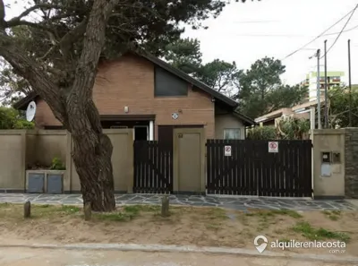 Casa con patio y parrilla a 150 metros del mar en Santa Teresita