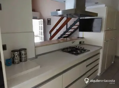 Casa con patio y parrilla a 150 metros del mar en Santa Teresita foto 3