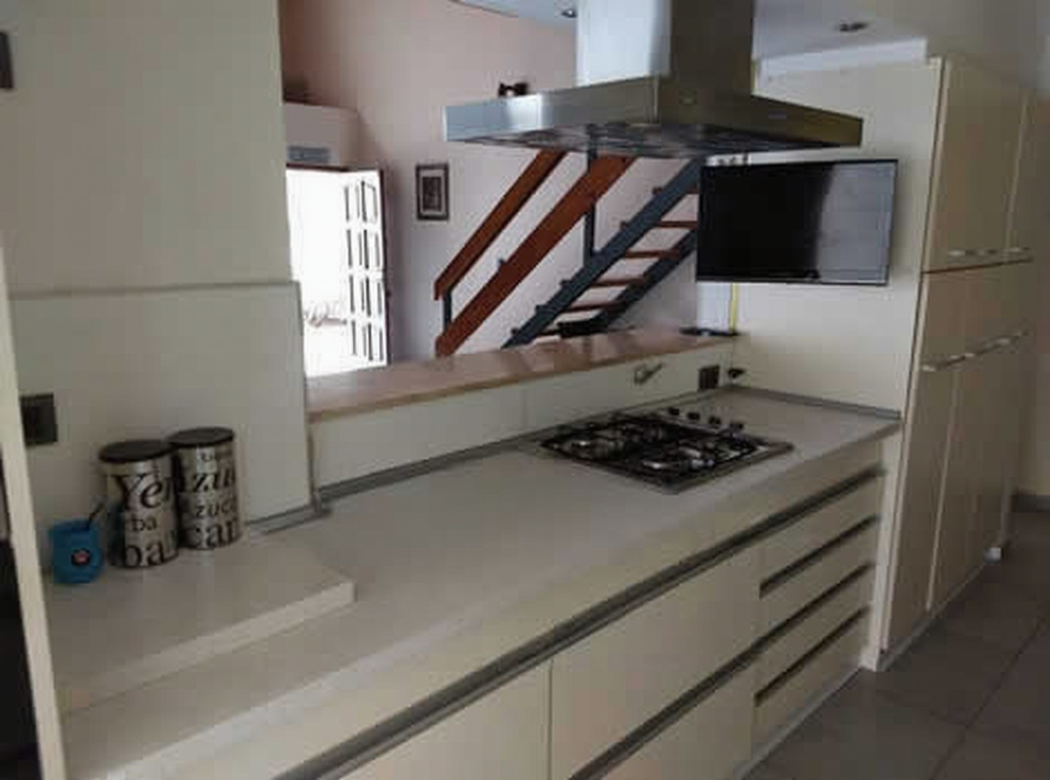 Casa con patio y parrilla a 150 metros del mar en Santa Teresita miniatura 3