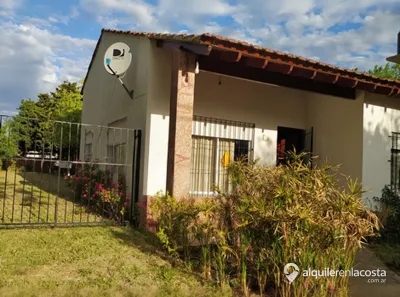 Casa con cochera y parrilla en Mar del Tuyú foto 2
