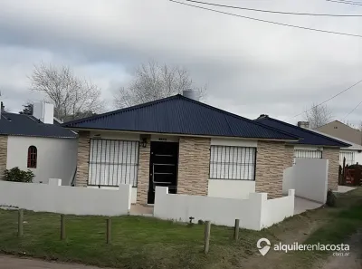Casa con patio y parrilla a 3 cuadras del mar en Mar del Tuyú