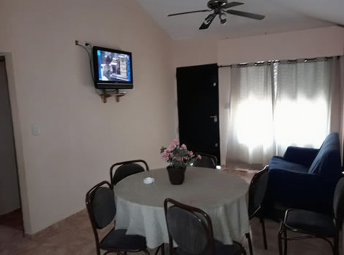 Casa con patio y parrilla a 3 cuadras del mar en Mar del Tuyú miniatura 2