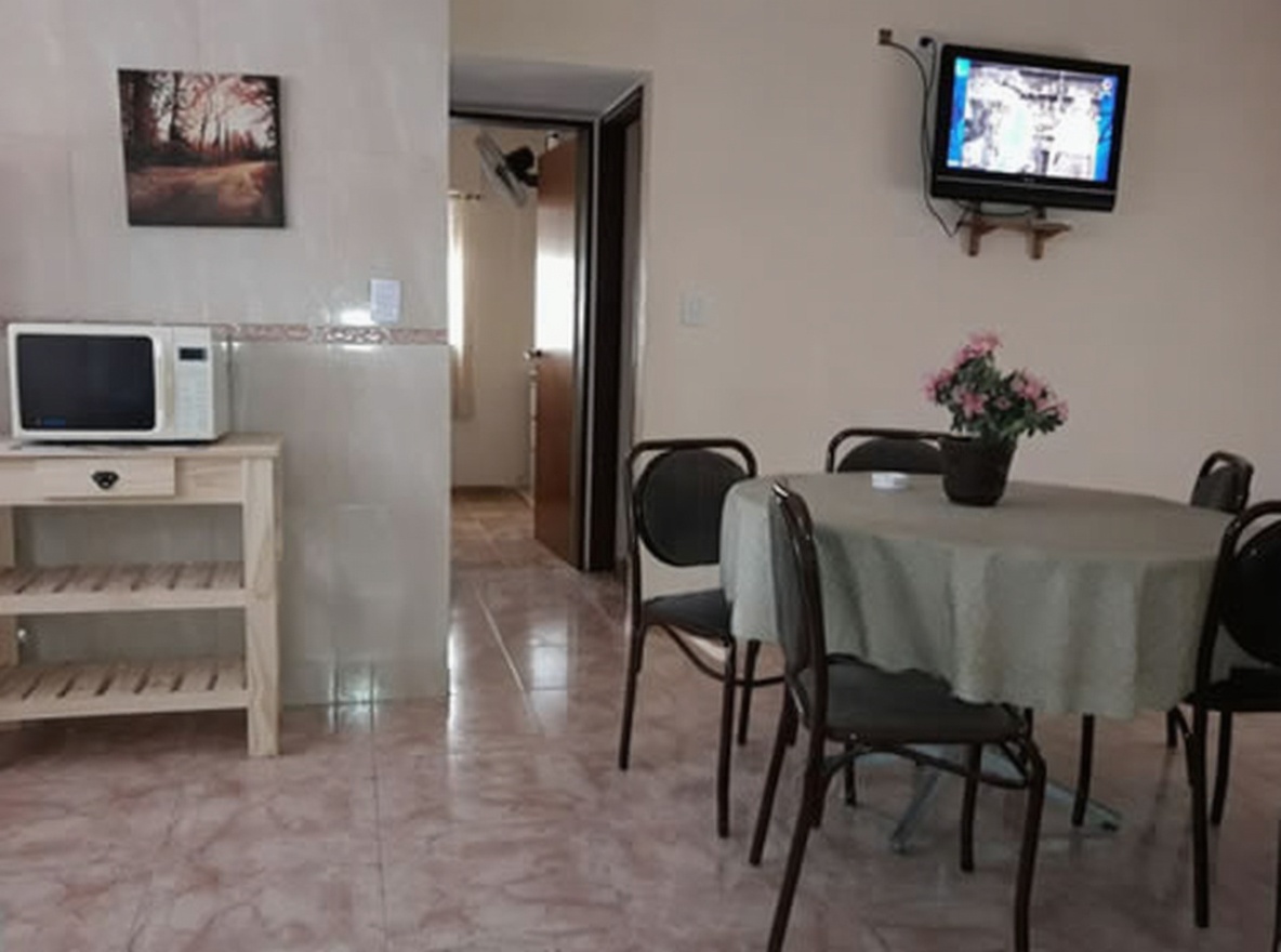 Casa con patio y parrilla a 3 cuadras del mar en Mar del Tuyú miniatura 3