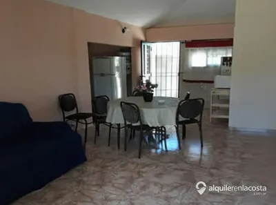 Casa con patio y parrilla a 3 cuadras del mar en Mar del Tuyú foto 4