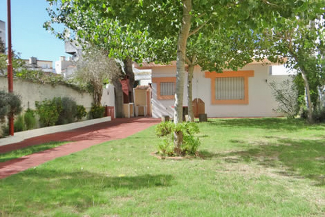 Casa con parque y parrilla a 150 metros del mar en San Clemente del Tuyú miniatura 2