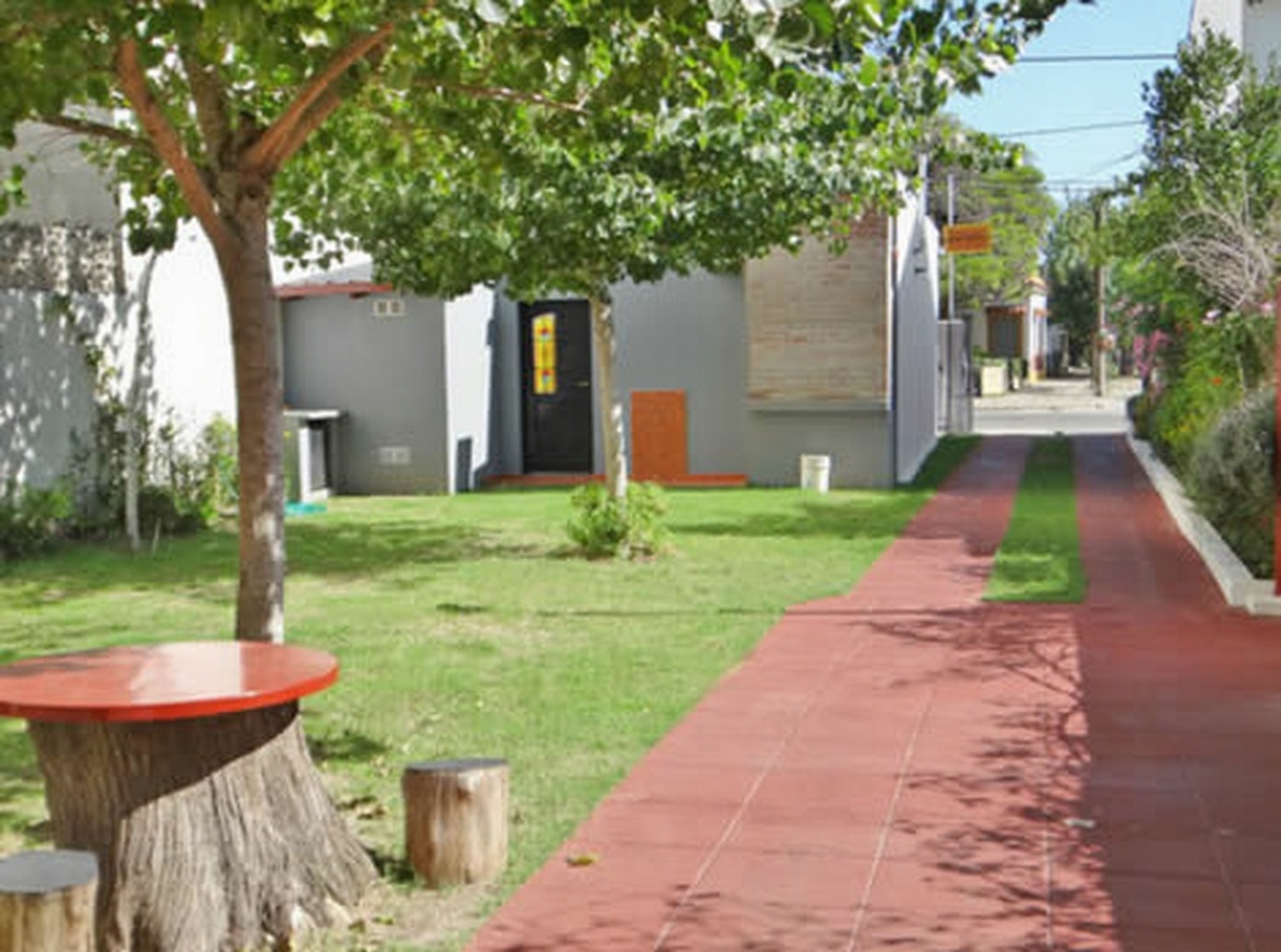 Casa con parque y parrilla a 150 metros del mar en San Clemente del Tuyú miniatura 3