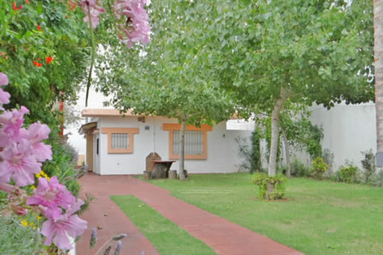 Casa con parque y parrilla a 150 metros del mar en San Clemente del Tuyú miniatura 4