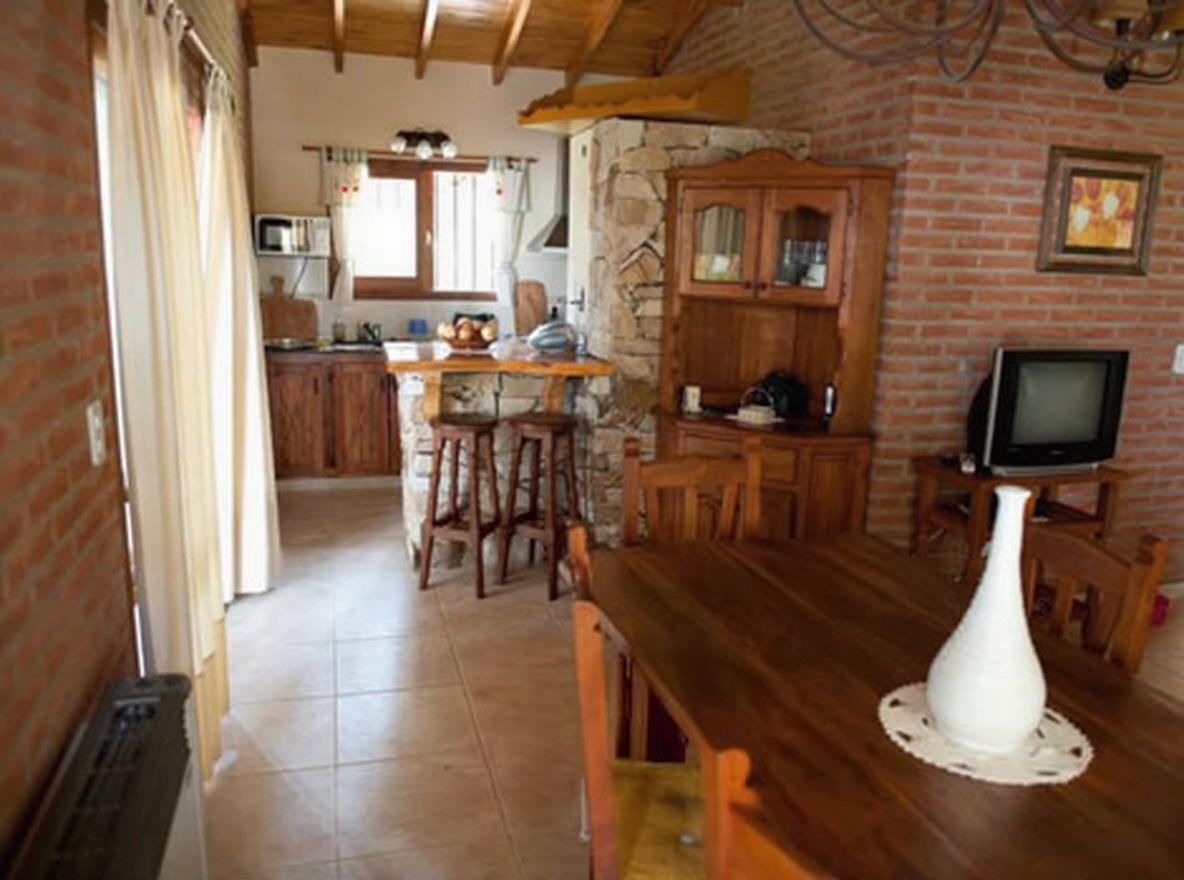 Casa con cochera y parrilla a 300 metros del mar en Costa del Este miniatura 2