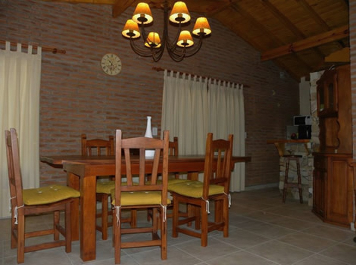 Casa con cochera y parrilla a 300 metros del mar en Costa del Este miniatura 3