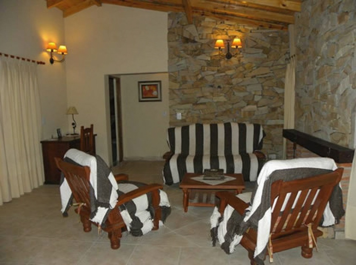 Casa con cochera y parrilla a 300 metros del mar en Costa del Este miniatura 4