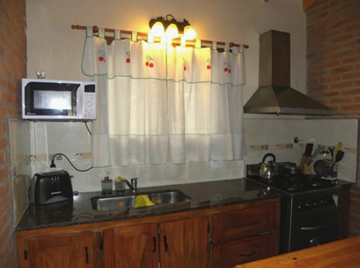 Casa con cochera y parrilla a 300 metros del mar en Costa del Este miniatura 5