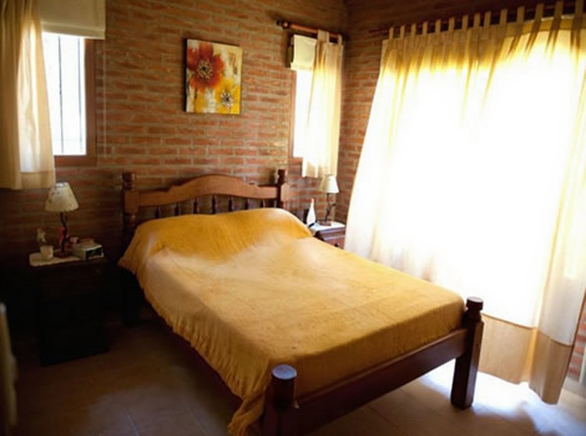 Casa con cochera y parrilla a 300 metros del mar en Costa del Este miniatura 6