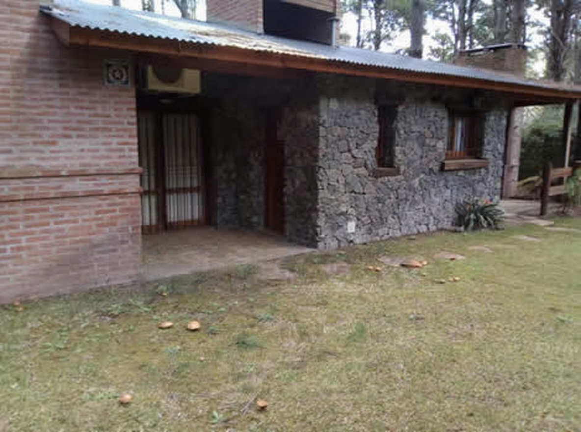 Casa con cochera y parrilla a 300 metros del mar en Costa del Este miniatura 9