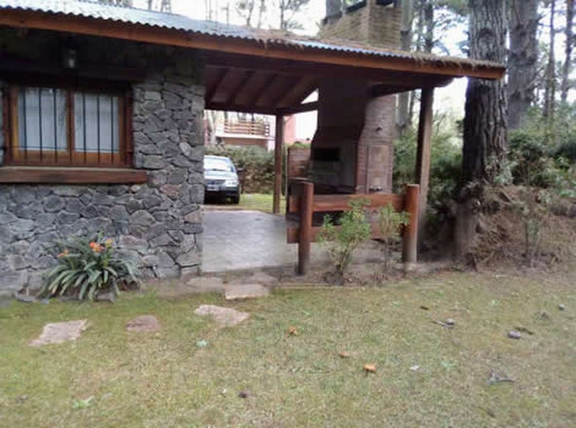 Casa con cochera y parrilla a 300 metros del mar en Costa del Este miniatura 10