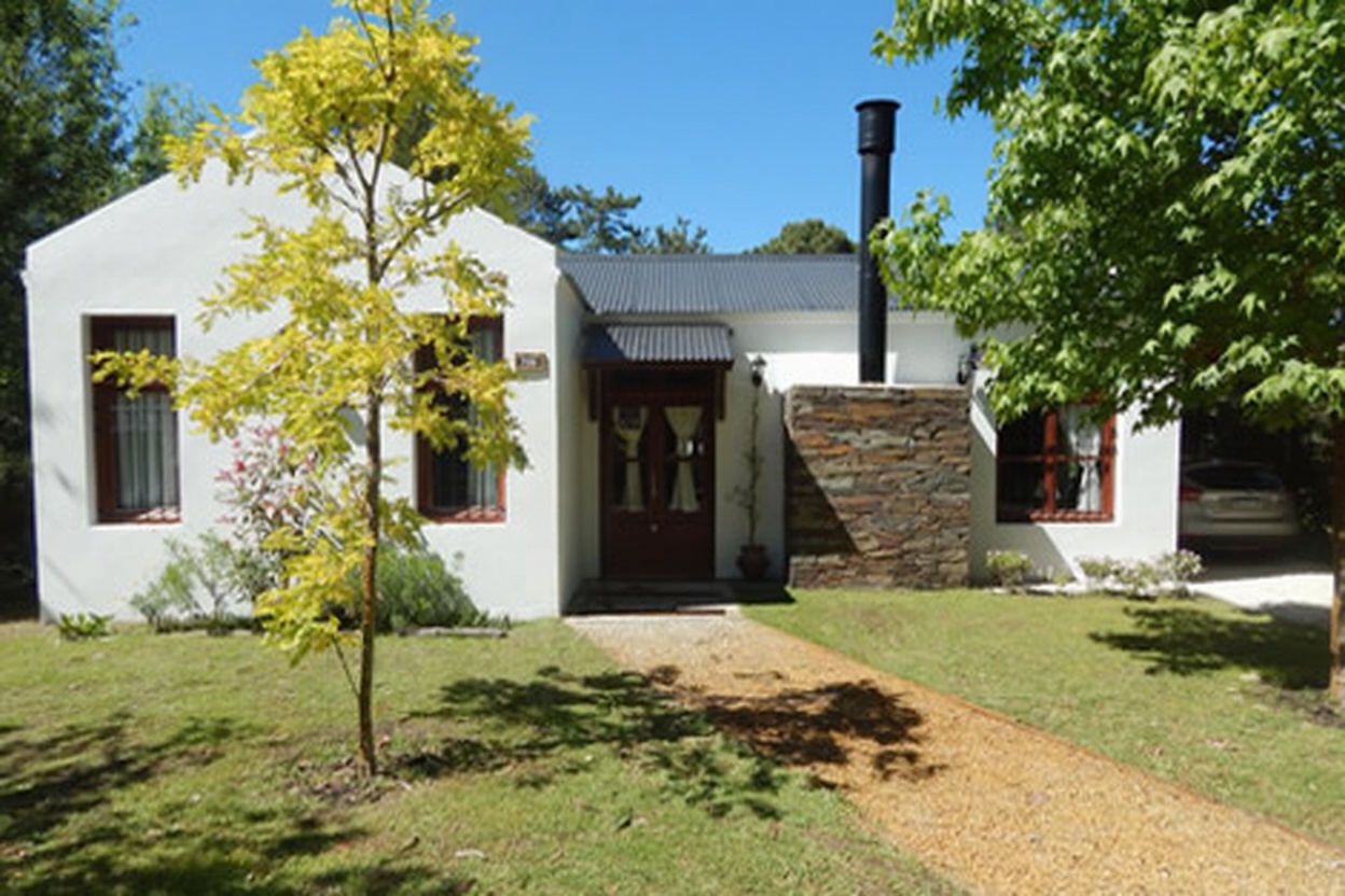Casa con parque y parrilla a 6 cuadras del mar en Costa del Este