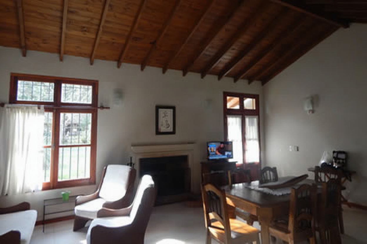 Casa con parque y parrilla a 6 cuadras del mar en Costa del Este miniatura 2