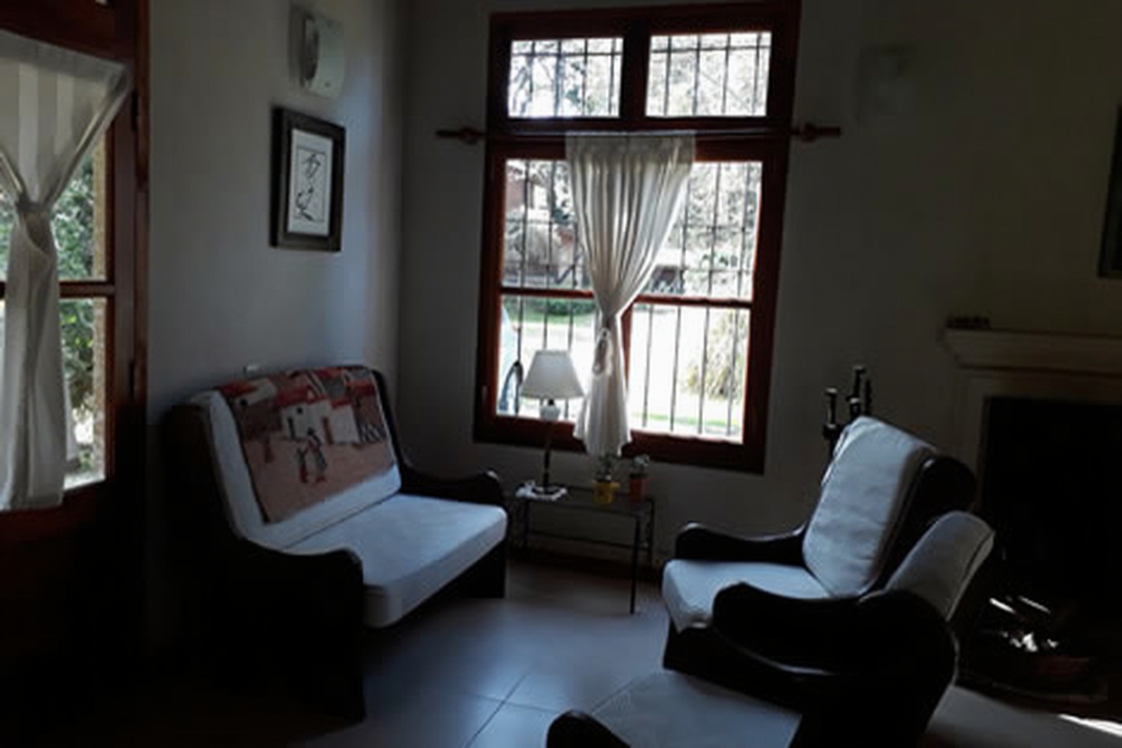 Casa con parque y parrilla a 6 cuadras del mar en Costa del Este miniatura 3