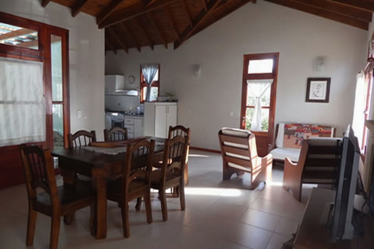 Casa con parque y parrilla a 6 cuadras del mar en Costa del Este miniatura 4