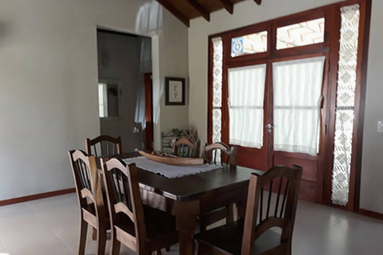 Casa con parque y parrilla a 6 cuadras del mar en Costa del Este miniatura 5