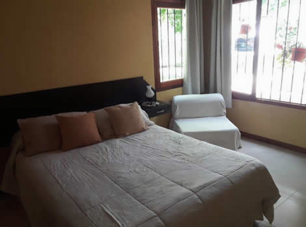 Casa con parque y parrilla a 6 cuadras del mar en Costa del Este miniatura 7