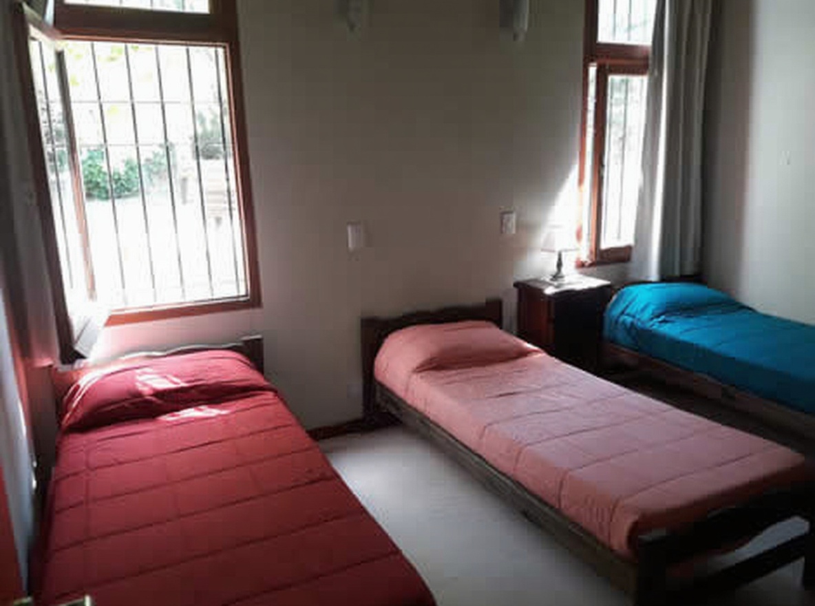 Casa con parque y parrilla a 6 cuadras del mar en Costa del Este miniatura 8