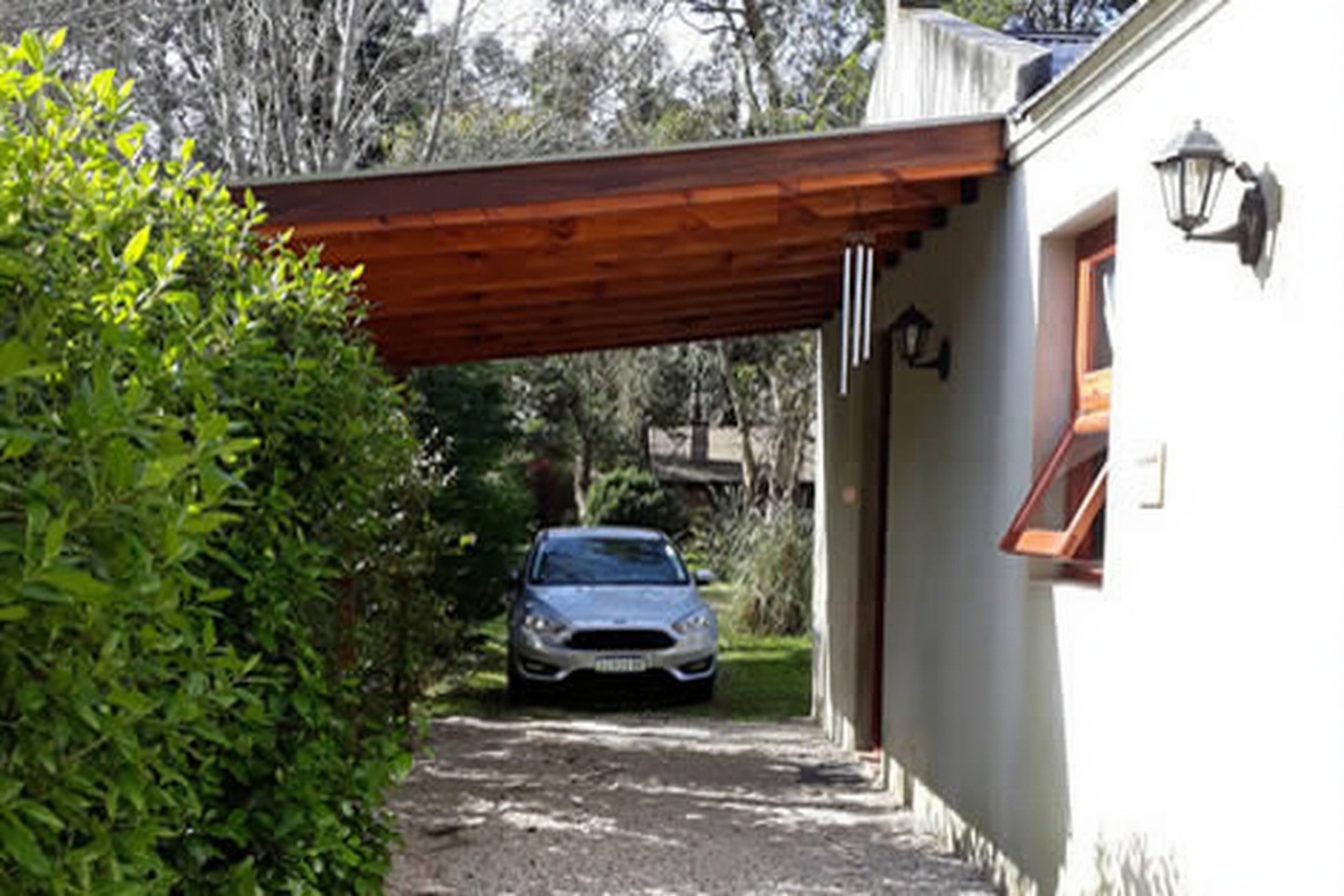 Casa con parque y parrilla a 6 cuadras del mar en Costa del Este miniatura 10